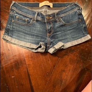 Hollister | denim low-rise short-short | 3; 26w